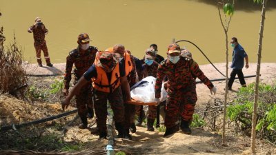 救援人员在案发周四早上，距离案发地点20公尺的地方寻获少年遗体。
