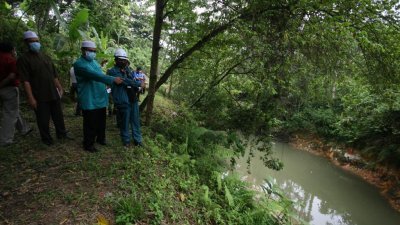 环境部长亲自揭发怡保九洞一河流被指遭污染事件，惟在莫哈末阿玛（左2）亲自巡视后，证实河流污染非工业废料引起。
