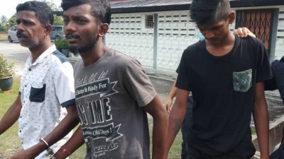 2名印裔青年（右起）被控妨碍公务员执行任务，被推事判罚款4500令吉。