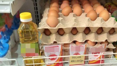 霹州贸消局执法组人员前往怡保九洞美露突击检查被举报的商店，并发现鸡蛋架上确实标价1令吉一个鸡蛋。
