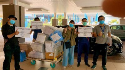 盈盈第一批防护面罩已送到吉隆坡中央医院的物资收集站。