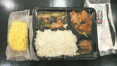在柔佛伊斯兰研究学院隔离的陈展冰，指他其中一餐的“隔离餐”，是鸡肉配蔬菜，并附有一块黄梨。（照片由受访者提供）