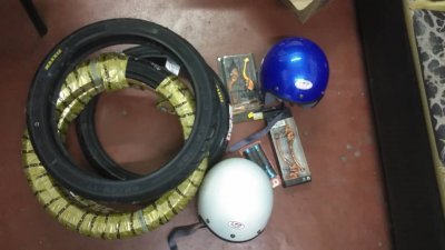 印裔窃匪潜入摩哆店失手被捕，警方也起获失窃零件。包括轮胎、头盔、摩哆拉杆及手把。