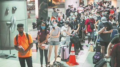 新加坡落实阻断措施前夕，大批民众回返国门，无法回马的客工均心系家人。
