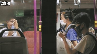 新加坡从周一起，所有乘搭公共交通工具的乘客须戴上口罩，为防疫工作做足准备。