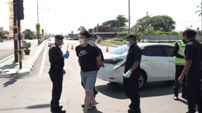 华男（左2）辱骂警官后试图上车离开，当场被警方逮捕，并拷上手铐。