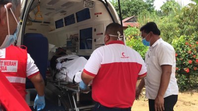 马六甲红新月会志工载送长期卧病的病患前往医院治疗，右者为拉末。