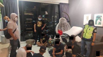 8名巫裔男女无视行动管制令，于本月15日深夜12时在新山一间民宿开毒品派对，而被警方逮捕。