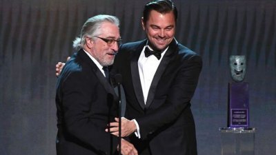 里奥纳度（右）今年1月在“第26届美国演员工会奖”颁发终身成就奖给罗拔狄尼路。