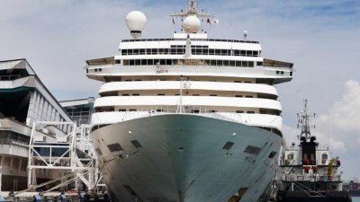 双子星号拥有超过750个船舱，目前停靠在滨海湾游轮中心，以接受新加坡政府评估是否适合作为客工的临时住宿。