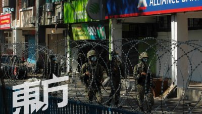 吉隆坡批发公市外围的商业区如今严厉封锁，周遭都有军警人员驻守，严禁任何人进出。