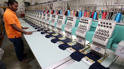 受到新冠病毒疫情的冲击，大马纺织业估计在行动管制期间损失约20亿令吉的营业额。