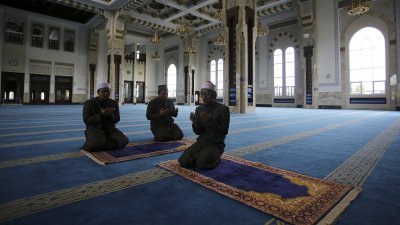 有别于以往的斋戒月，因为疫情的影响，我国几乎所有的清真寺，都显得冷冷清清。图为芙蓉斯里森达央清真寺主持赛阿都瓦希（右）在空旷的清真寺内祈祷。