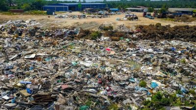 武吉茶的垃圾堆积了超过1年，仍未被清理。（档案照）