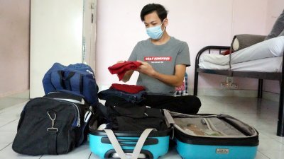 浮罗交怡旅游学院一名学生聂莫哈末诺斯哈收拾行李，准备返回关丹的住家。