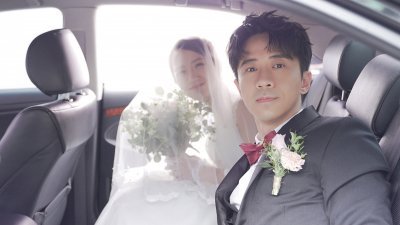 光良在MV中升格当新郎，整场“婚礼”中哭得比“老丈人”和“新娘”，让他自嘲：“怎么感觉像是我在嫁女儿！”
