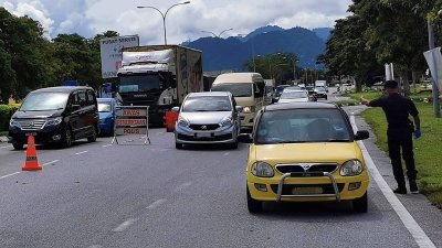 民众滥用路障的专用通道，妨碍救护车及重要政府部门车辆的通行。