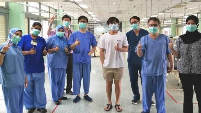 怡保苏丹后端姑拜浓医院最后一名新冠肺炎确诊病患（左6）在出院前，与医疗团队合照。