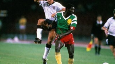 1990年世界杯的喀麦隆队长塔塔乌（右）因病去世，终年57岁。