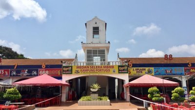 隶属马六甲市政厅的葡萄牙村美食中心恢复营业，但未见顾客人潮。