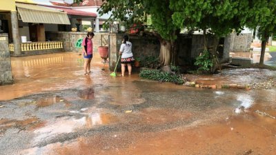 达丽雅花园水管破裂，导致逾150户人家水供中断。