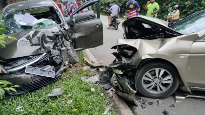 两辆轿车碰撞后，车头损坏不堪，这起车祸也造成5人受伤送院。