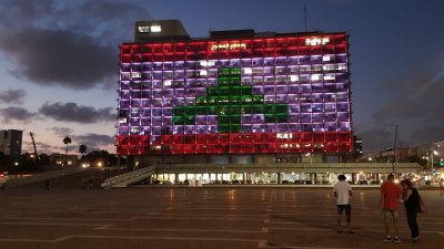 黎巴嫩遭遇大爆炸灾难，以色列罕见声援这个敌对邻国，特拉维夫的市政大楼外墙晚上亮起了黎巴嫩的国旗。（图取自推特）