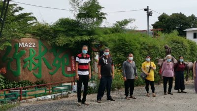 吴丰光（左）及理事等人呼吁国内各地的游客，在8月31日重开后，才参观竹林苑。
