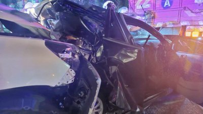 竹城公路发生的车祸也是涉及3辆交通，而Viva轿车被夹在中间严重损坏。
