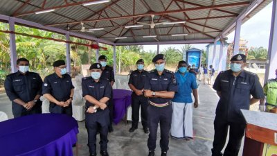 罗斯兰（前排左3）出席吉辇警方在瓜拉牛拉园坵兴都庙的高调警政活动，左4为苏利斯。