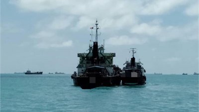 大马海事执法机构在丹绒本那哇以东的8.9海哩水域，截停两艘无法出示船险及合法停泊文件的油槽船。