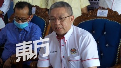 阿汉峇峇呼吁任何与吉打锡沃根加调查病例感染群确诊病患有接触过的人士主动前来接受新冠肺炎病毒筛检。