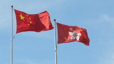 中国《国旗法》及《国徽法》已列入香港《基本法》附件三中，因此若中国当局通过《国旗法》、《国徽法》修正草案，香港也必须配合实施。这是在空中飘扬的中国国旗及香港区旗。