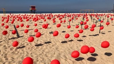 非政府组织在里约热内卢科帕卡巴纳沙滩，架起十字架及放置逾千个红色气球。（图取自互联网）