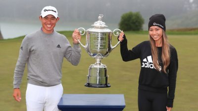 23岁的美籍日裔新星科林-森川（左）称霸PGA高球锦标赛，赢得个人首个大满贯冠军后，与中国裔女友朱凯琳高举沃纳梅克杯！