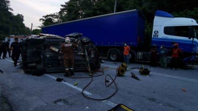 新邦波赖前往金马仑路段发生涉及拖格罗里及休旅车的严重车祸，酿7死3轻重伤。-取自面子书