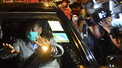 壹传媒创办人黎智英周三凌晨乘坐私家车离开旺角警署，车辆被大批传媒围堵，一度无法驶离。（图取自中通社） 