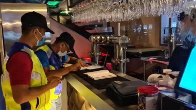 麻坡市议会联合各执法单位突击检查了夜间营业的餐馆，并对违法者开出罚单。