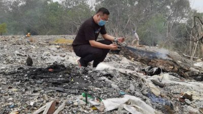 陈浩坤周五在居民陪同下巡视巴生港口毗邻的非法垃圾山，并发现占地一英亩，共有4处著火点。