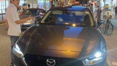 香港泛民议员许智峰于周五拦下一辆跟踪他的车辆，随后还发生碰撞。这是他当时站在该涉事轿车旁，与车内两名不明人士对峙。