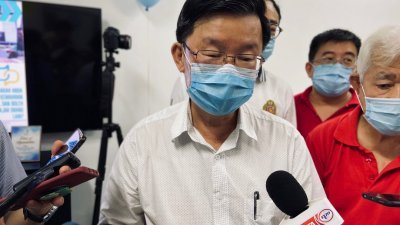 曹观友周日下午在记者会上承认来自印尼的包机抵槟进行医疗旅游。