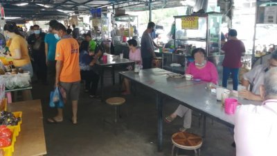 威省的所有小贩中心仍允许堂食，民众可在遵守标准作业程序下入内用餐。