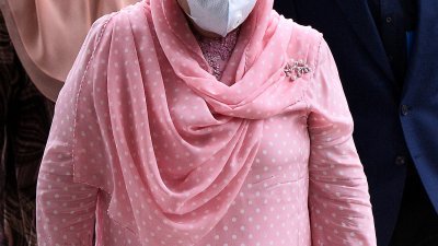 罗斯玛周一以一身粉红色马来服装出席砂州学校太阳能计划贪污案审讯。

