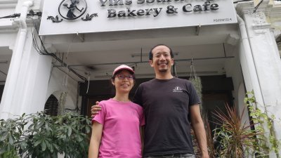 王圣杰（右起）及陈素颍夫妇共同打拼，如今将“Yin's sourdough”从乔治市的小小店面，扩展至拥有4间店面。