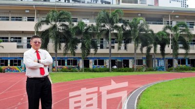 王仕发在吉隆坡崇文华小掌校长达15年，大力改善办学条件，也大大提升校园的设施。（摄影：徐慧美）