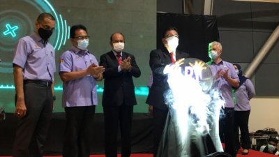 苏莱曼（右2）为2020年马六甲社险职业振兴计划嘉年华主持开幕，左2起为扎米尔及哈欣哈山。