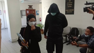 被告莫哈末（中）在代表律师苏扎娜及西蒂卡欣陪同下，缴付保释金后一起离开法庭。