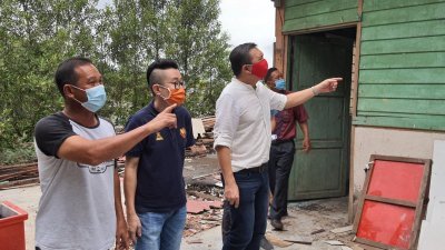 黄思汉（右） 在新沟新村管委会主席黄添才（左起）和谢享存陪同下视察该村礼堂提升工程。