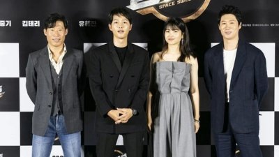 柳海镇（左起）、宋仲基、金泰梨、陈善圭出席新片《胜利号》线上记者会造势。