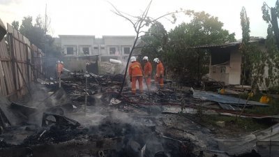 丹绒峇劳一间园丘的临时宿舍遭大火吞噬后，只剩下一片废墟。（图片由柔州消拯局提供）